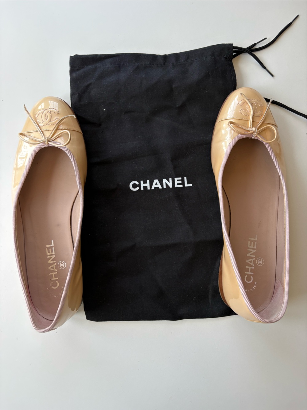 CHANEL Beige Patent Leather Bow Ballet Flats - Picture 5 of 6